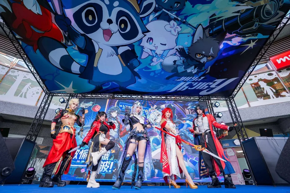《崩壞:星穹鐵道》「歡愉信號—嗶波!」引爆週末上千人潮 限定夜間活動、璀璨煙火點亮樂園 image3