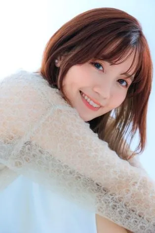 白いシャツを着ている女性
AI 生成コンテンツは誤りを含む可能性があります。